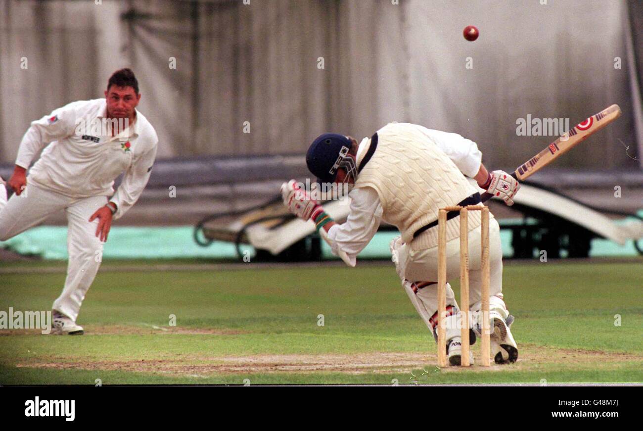 Le batteur d'ouverture du Yorkshire Tony McGrath est attaqué par le lanceur du Lancashire Ian Austin le jour d'ouverture des Roses Britannic assurance Championships à Old Trafford Today (Weds). Photo John Giles.PA Banque D'Images