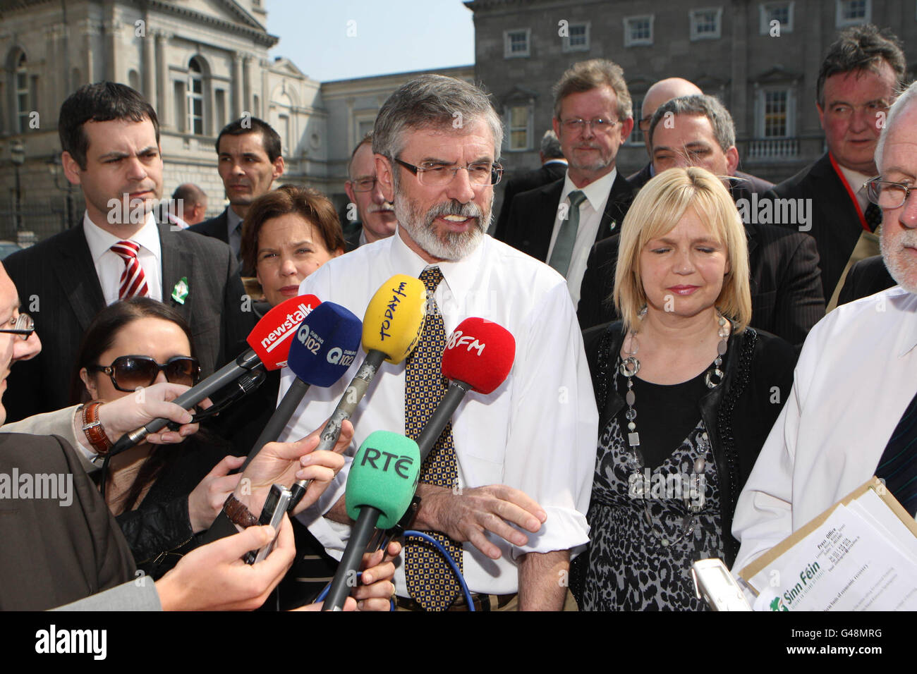 Le leader de Sinn Fein, Gerry Adams, a réagi à la nouvelle que Colm Doherty, l'ancien directeur général d'Allied Irish Banks (AIB), a obtenu un paquet de 3 millions d'euros plus lorsqu'il a démissionné en novembre dernier, lors d'une conférence de presse à la Leinster House à Dublin. Banque D'Images