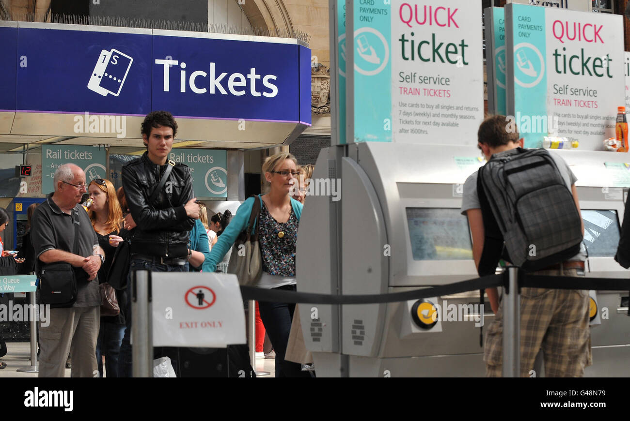 Les passagers font la queue pour obtenir des billets à la gare Victoria de Londres, pendant le week-end Bank Holiday. Banque D'Images