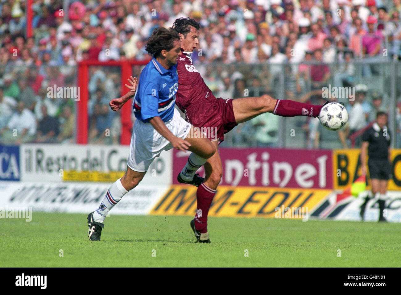 G-D: MICHELE ZANUTTA, REGGIANA. ROBERTO MANCINI, SAMPDORIA Banque D'Images