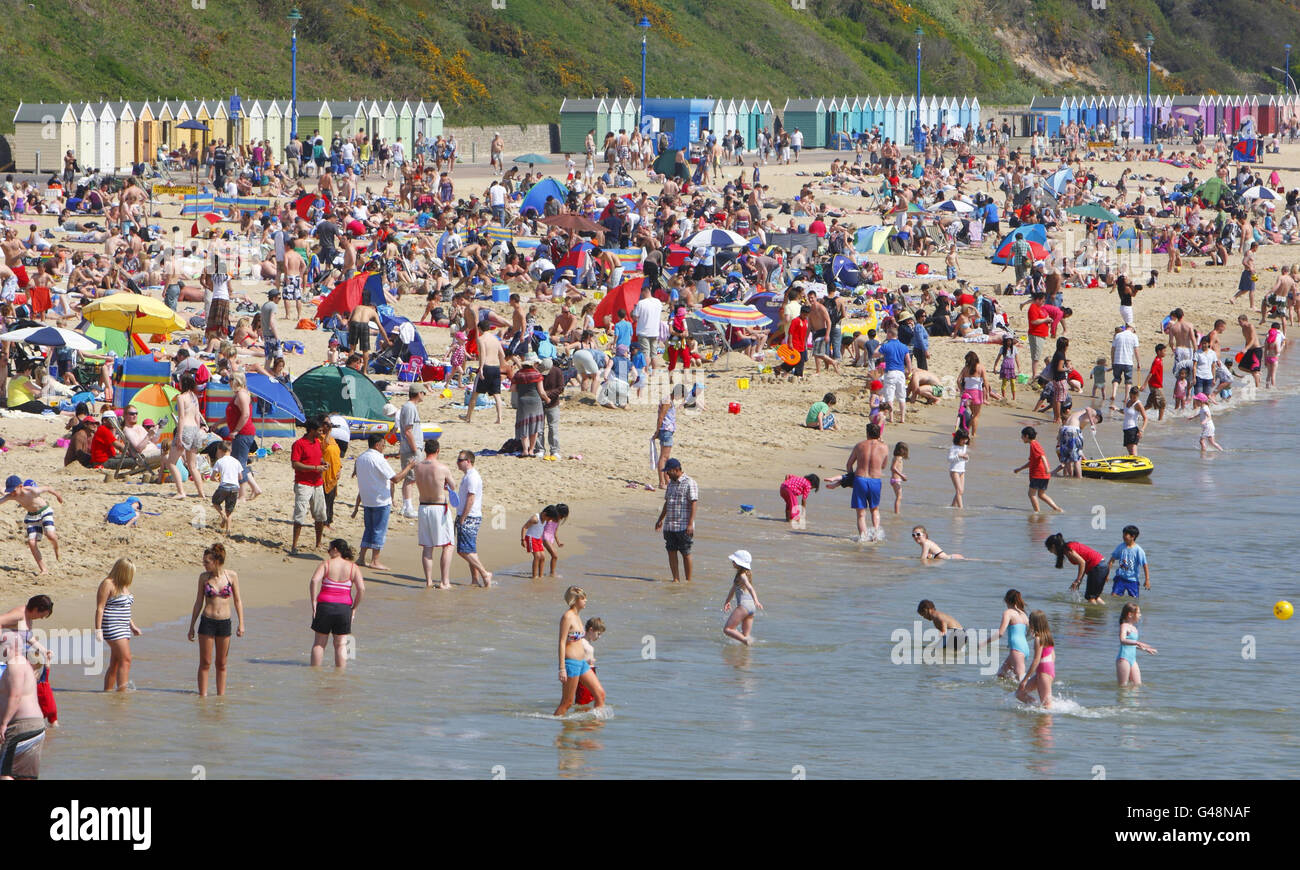 Les vacanciers et les touristes se rassemblent sur la plage de Bournemouth le vendredi Saint, où les températures atteignent le milieu des années 20. Banque D'Images