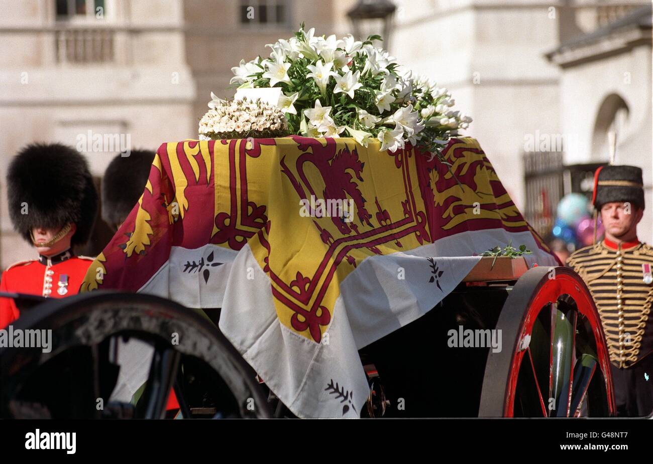 Le chariot de fusil portant le cercueil de diana Banque de