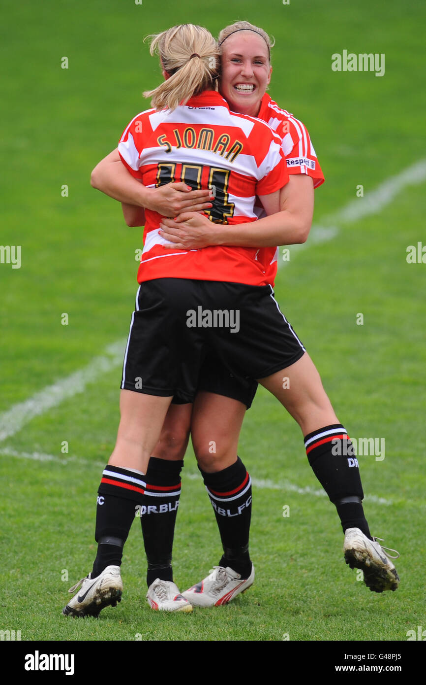 Football - FA Women's Super League - Doncaster Rovers belles / Chelsea Ladies - Keepmoat Stadium.Maria Karlsson et Kylla Sjoman de Doncaster Bells célèbrent un but de Vicky Exley, coéquipier Banque D'Images