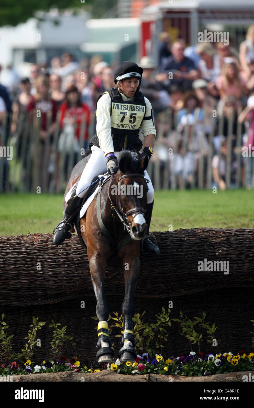 Sam Griffiths, en Australie, en compagnie de Happy Times, participe à la scène de cross-country au cours du quatrième jour des épreuves de badminton à Badminton, Gloucestershire. Banque D'Images