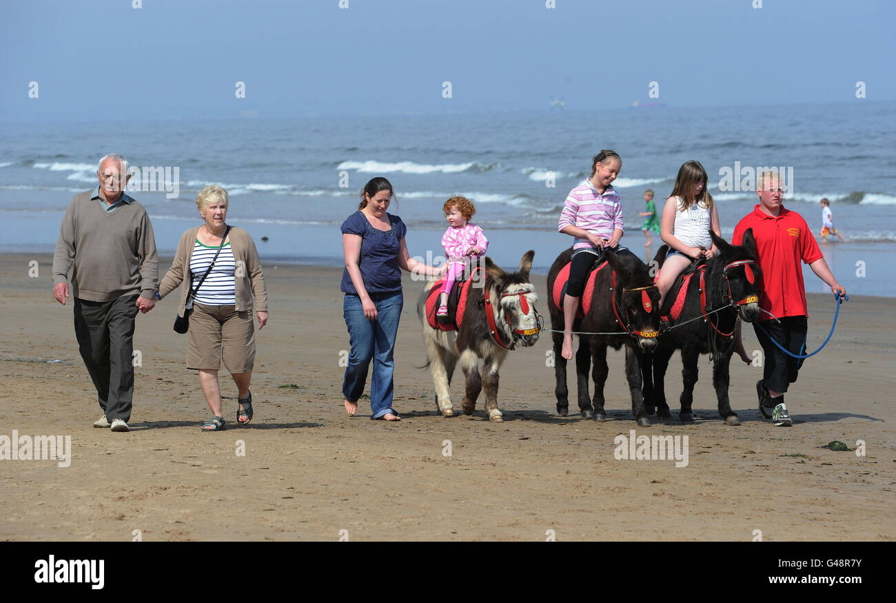 Les gens qui profitent du soleil sur la plage de Saltburn-by-the-Sea à Cleveland tandis que le temps chaud continue dans certaines parties du Royaume-Uni. Banque D'Images