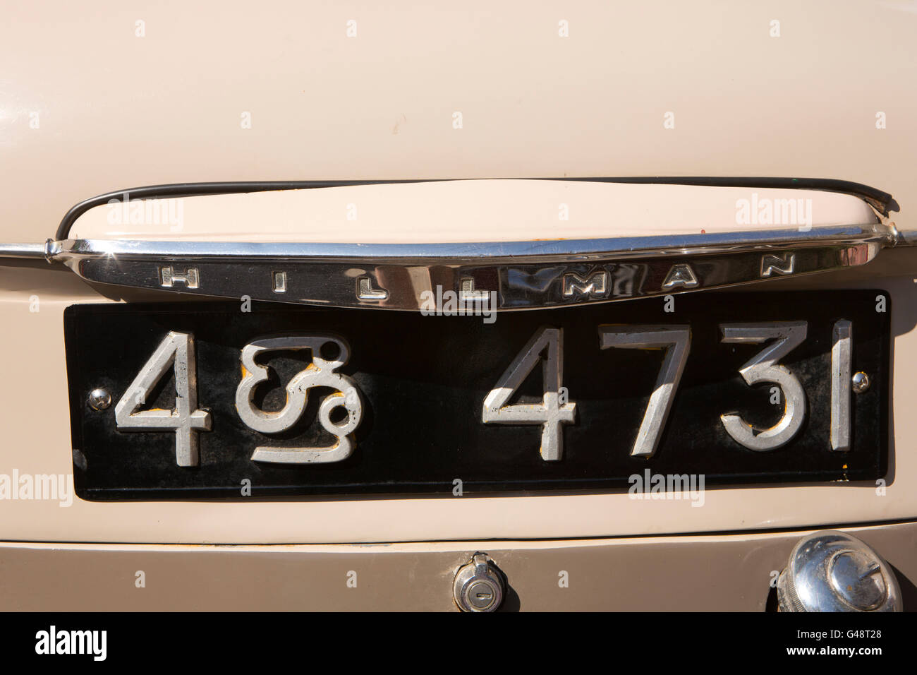 Sri Lanka, Mirissa, sri-lankaise et de plaque d'immatriculation arrière chromée des années 60 British fait Hillman Minx Voiture Banque D'Images