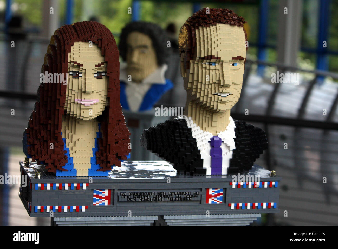 Les répliques lego des chefs du Prince William et de Catherine Middleton exposées à LEGOLAND Windsor. Banque D'Images