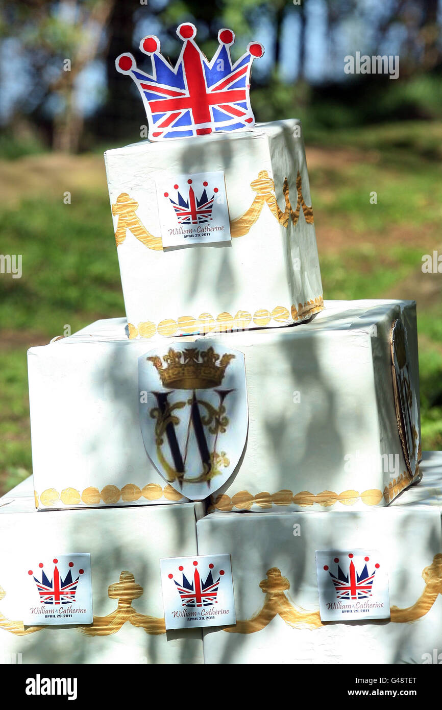 Le gâteau de mariage royal fait par les gardiens au zoo d'Édimbourg et a été présenté aux lions. Le gâteau est fait de papier et avec de la viande cachée à l'intérieur. Banque D'Images