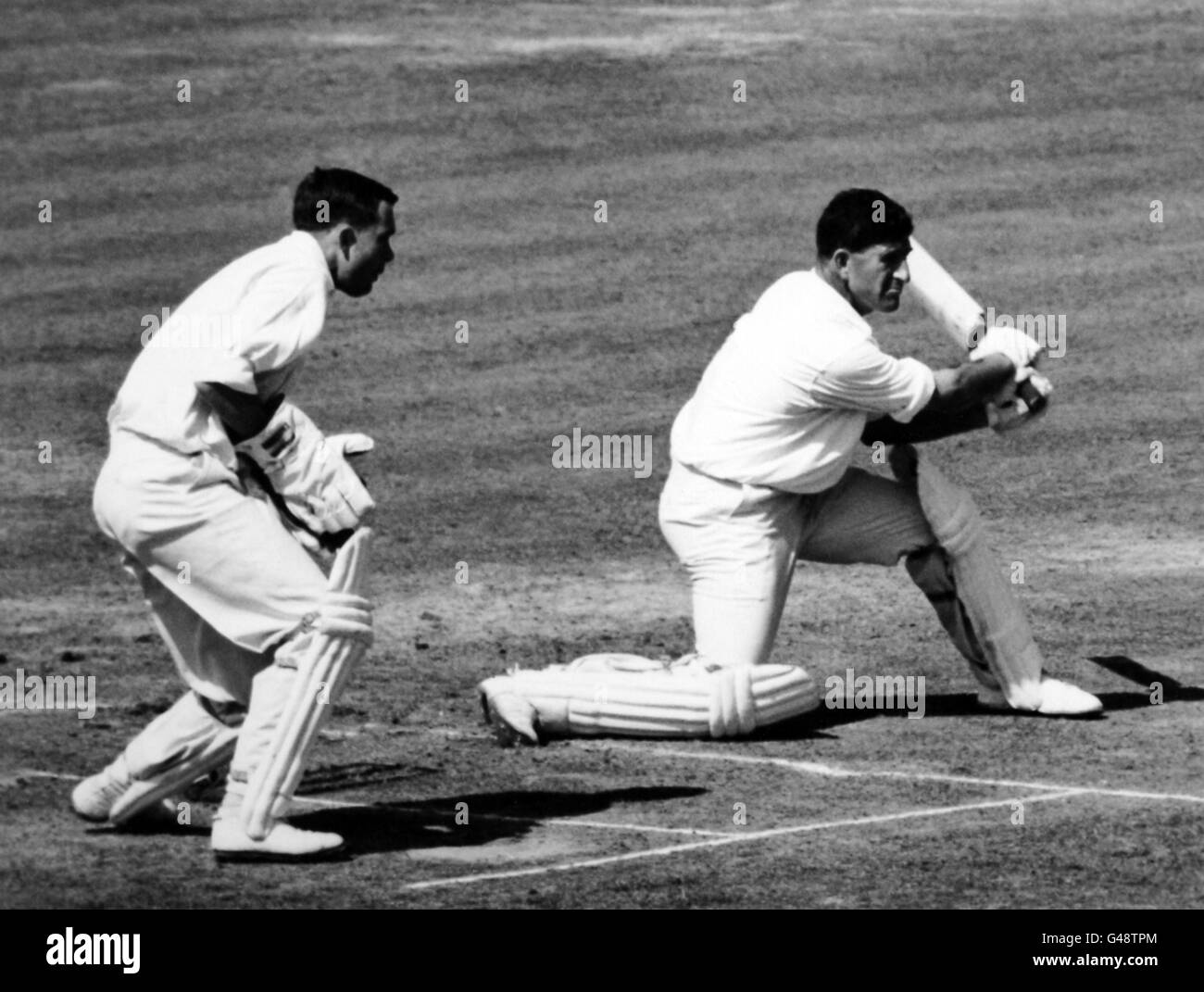 La place Ken Barrington (Angleterre) coupe une balle de Harry Bromfield d'Afrique du Sud. Denis Lindsey est le gardien de cricket. Banque D'Images