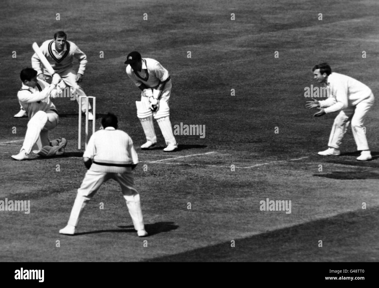 Cricket - MCC v Surrey - Premier jour - Lord's.Robin Jackman (Surrey), tente de balayer une balle de Fred Titmus Banque D'Images