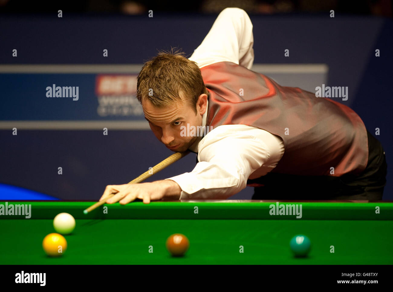 Ali carter en action contre Dave Harold lors des Championnats du monde de Snooker Betfred.com au Crucible, Sheffield. Banque D'Images