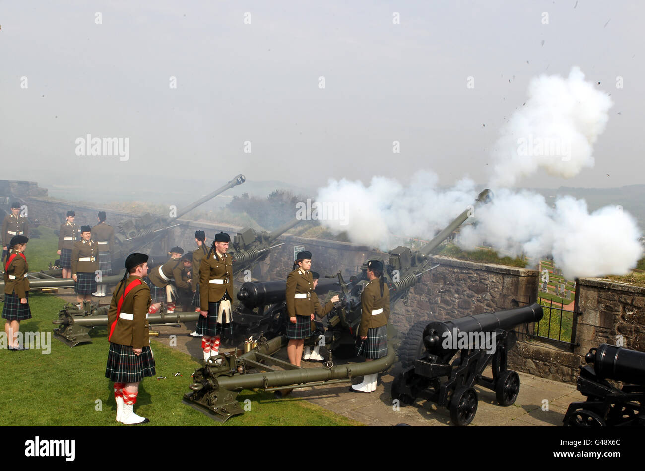 Cadets officiers des universités Glasgow et Strathclyde corps d'instruction des officiers et Gunners de 212 batterie, 105 Régiment Royal Artillery (bénévoles) feu un hommage de 21 armes pour souligner le 85e anniversaire de la reine au château de Stirling. Banque D'Images