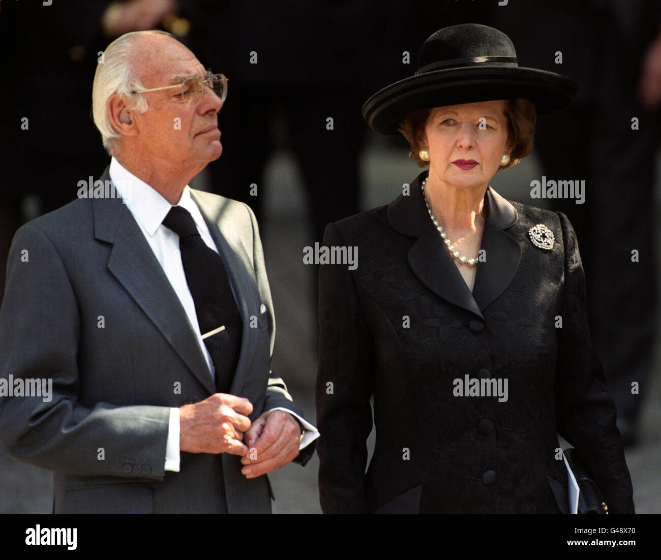 L'ancienne première ministre Margaret Thatcher et son mari Denis quittent l'abbaye de Westminster après les funérailles de Diana, princesse de Galles. Banque D'Images