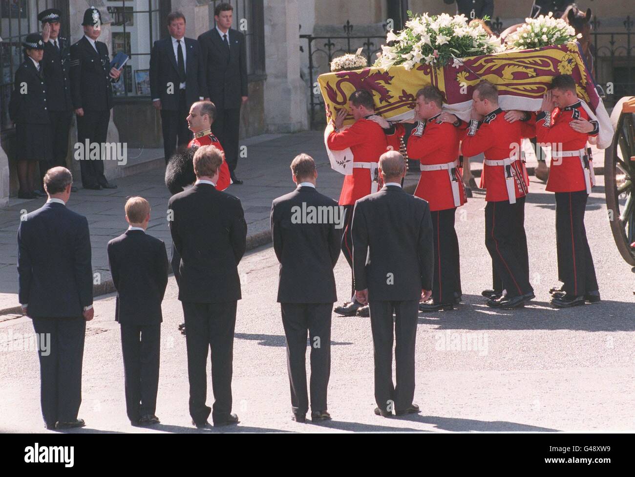 LON36 Prince Charles (à gauche) Prince Harry, Earl Spencer, frère de la princesse de Galles le duc d'Édimbourg et le prince William, observez le cercueil de la princesse de Galles qui est transporté à l'abbaye de Westminster le 06 septembre. La princesse est décédée dans un accident de voiture le 31 août à Paris.JOBINE:AFP POOL Banque D'Images