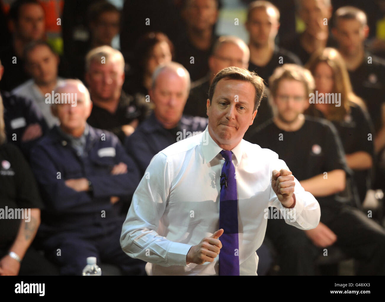 Le Premier ministre britannique David Cameron organise un événement PM Direct Où il a répondu aux questions des travailleurs de General Motors Usine de Van à Luton aujourd'hui Banque D'Images