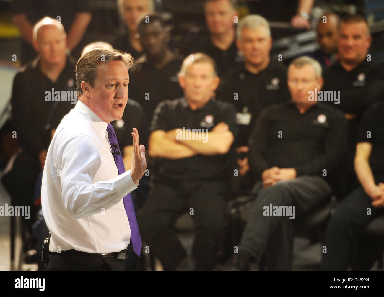 Le Premier ministre britannique David Cameron organise un événement PM Direct où il a posé des questions aux employés de l'usine de camions General Motors de Luton aujourd'hui. Banque D'Images