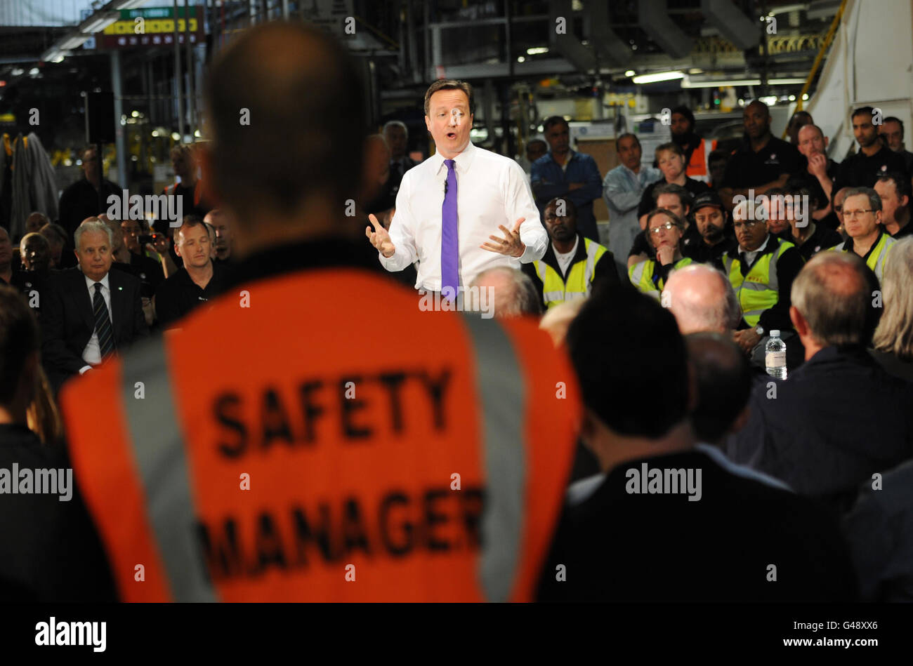 Le Premier ministre britannique David Cameron organise un événement PM Direct où il a posé des questions aux employés de l'usine de camions General Motors de Luton aujourd'hui. Banque D'Images