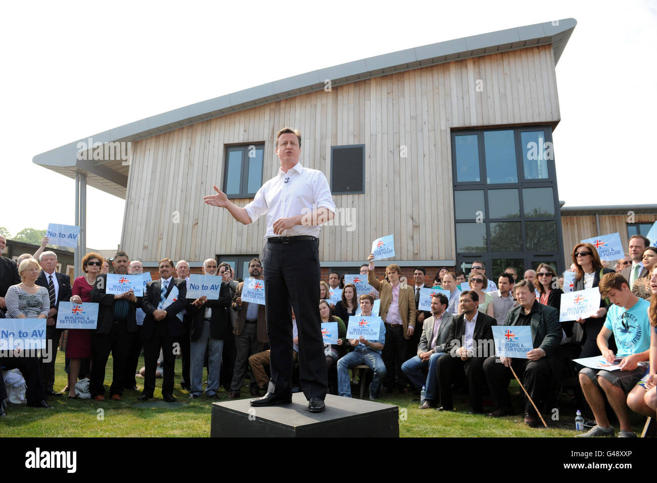 Le Premier ministre David Cameron s'adresse aujourd'hui aux candidats du conseil conservateur de l'école intermédiaire de Lincroft, près de Bedford. Banque D'Images