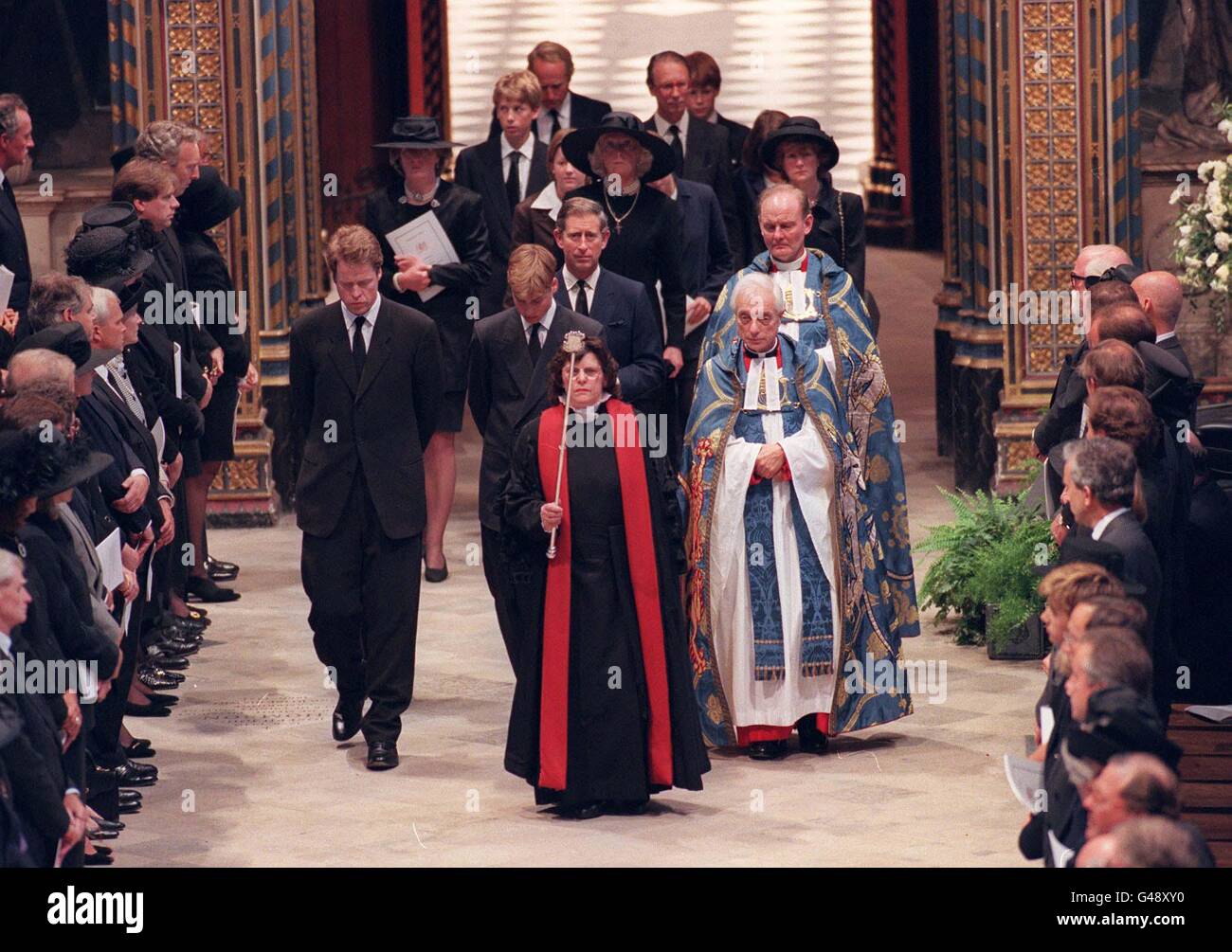 LON17 Earl Spencer (/L), le frère de Diana, le Prince William (/R), le prince Harry de retour (L), le Prince Charles (retour C) et le Très Révérend Dr Welsey Carr se tenir dans l'abbaye de Westminster au début de la funérailles de Diana, princesse de Galles 06 septembre.EGGITT:PISCINE AFP Banque D'Images