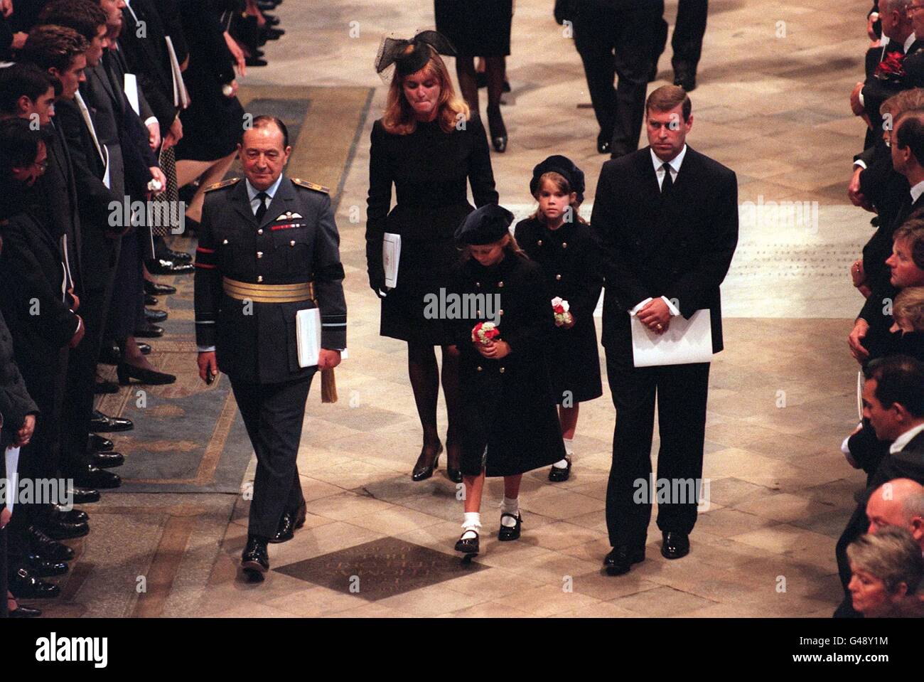 Funérailles de Diana, princesse de Galles, Londres, 6 septembre 1997 Express photo par John Downing, Sarah Ferguson, le Prince Andrew et filles dans l'abbaye de Westminster Banque D'Images