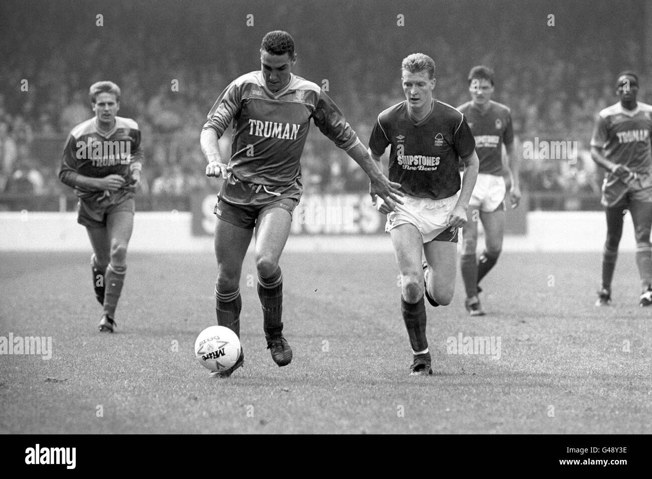 Football - Barclays League Division One - Nottingham Forest v Wimbledon - City Ground.Vinnie Jones, de Wimbledon, s'éloigne de Brian Rice, de la forêt de Nottingham. Banque D'Images