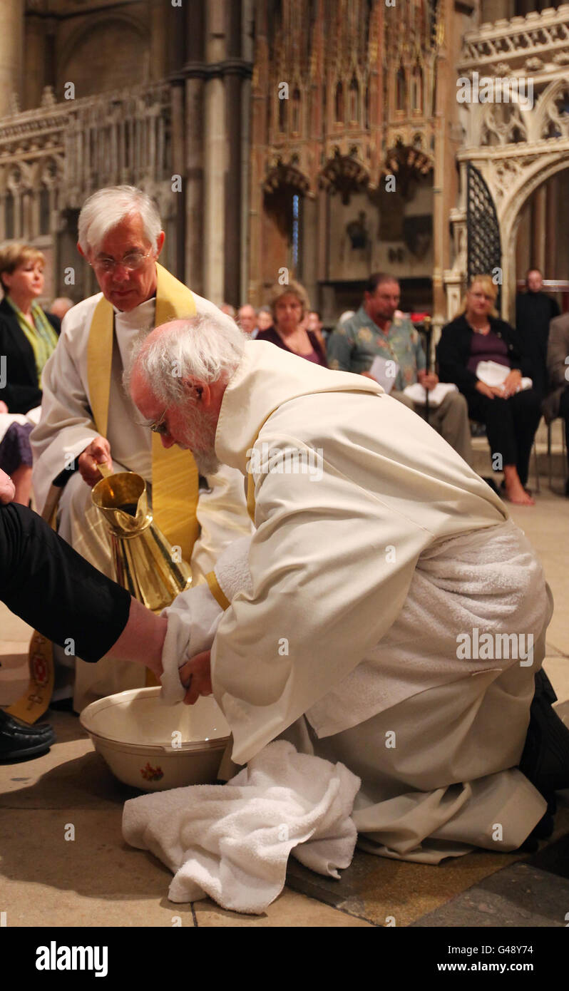 L'archevêque de Canterbury le Dr Rowan Williams exécute la cérémonie de lavage des pieds pendant le service du jeudi Maundy à la cathédrale de Canterbury dans le Kent. Banque D'Images