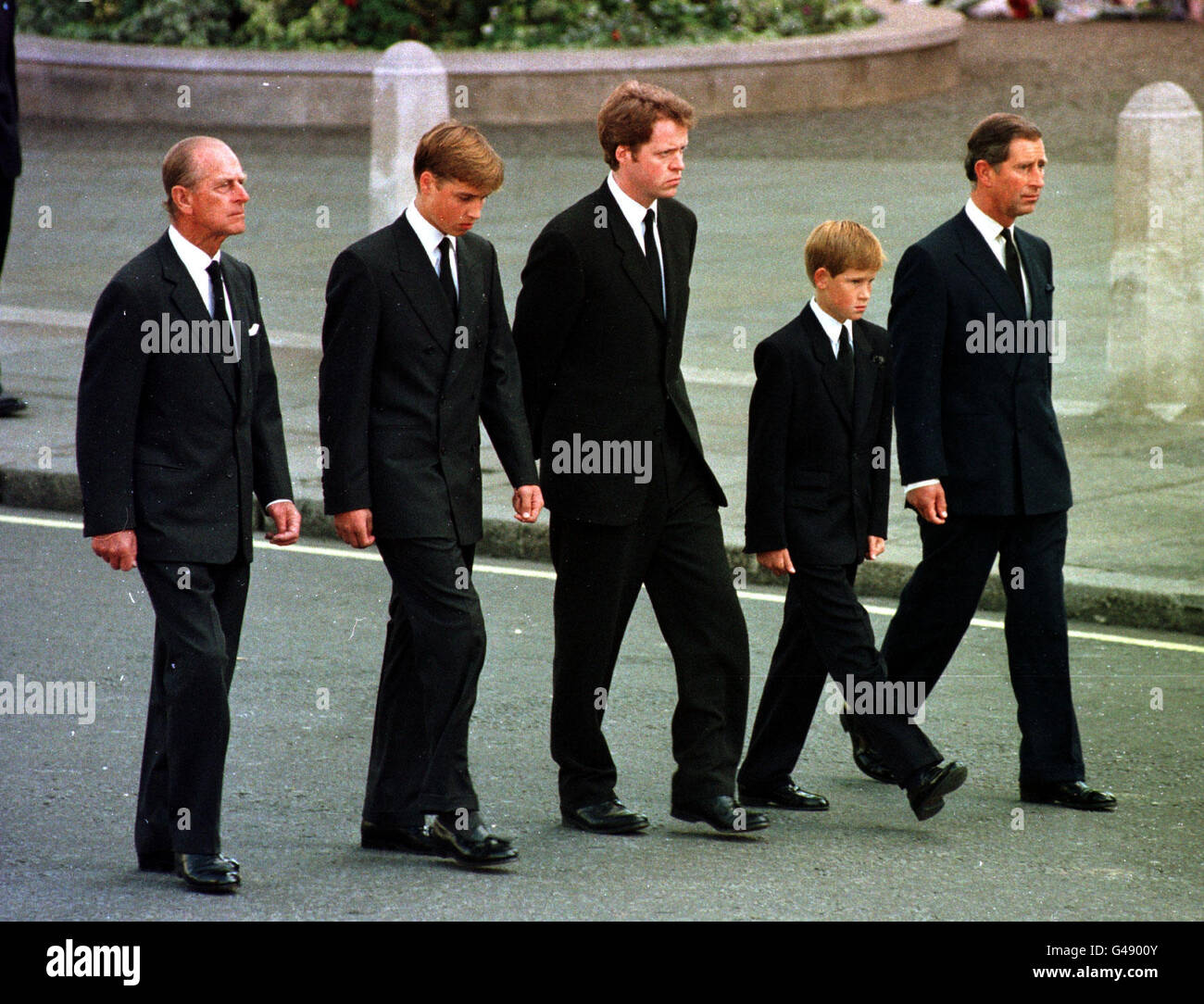 Le prince de Galles, le prince William, le prince Harry, le comte Althorp et le duc d'Édimbourg marchent derrière Diana, le cortège funéraire de la princesse de Galles. Banque D'Images