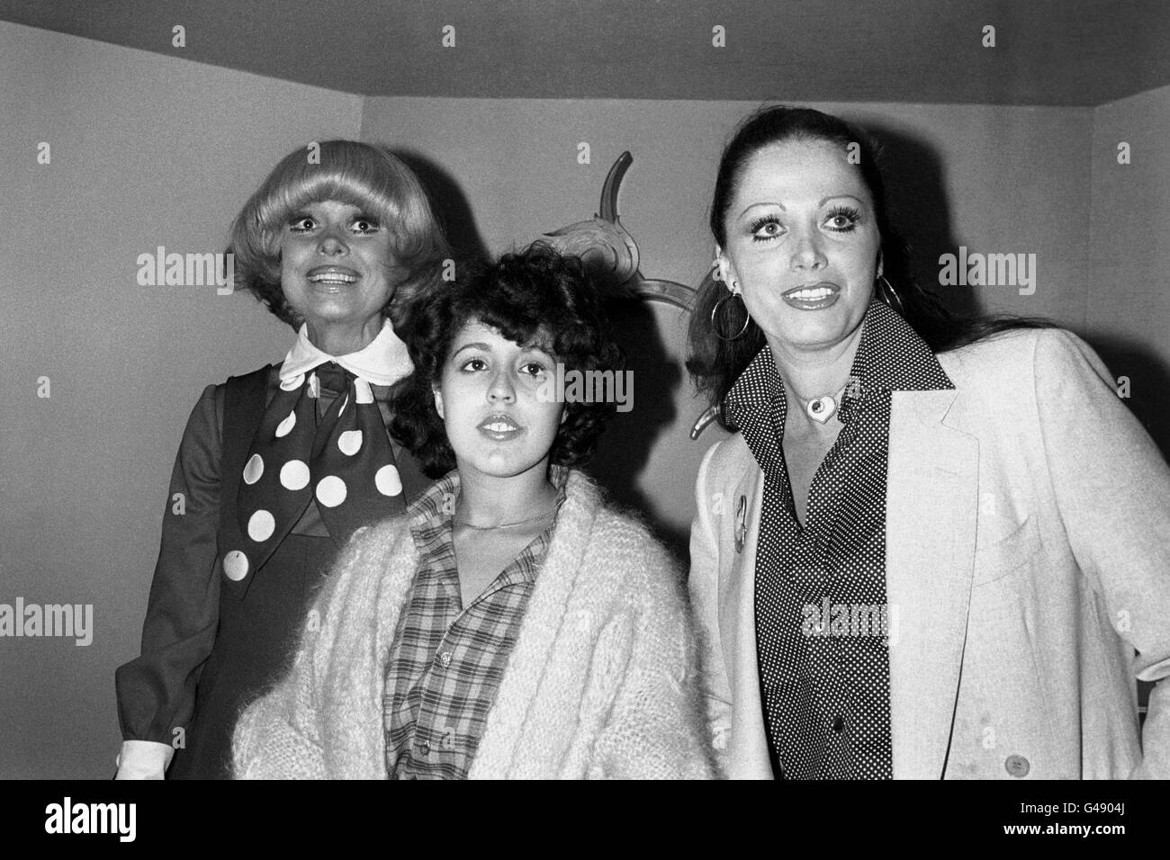 Carole Channing (à gauche), la chanteuse punk Poly styrène (au centre), qui a rejeté son image punk, et la romancière Jackie Collins au Savoy Hotel, Londres, lorsqu'ils ont assisté au déjeuner « Women of the Year » en aide au Greater London Fund for the Blind. Banque D'Images