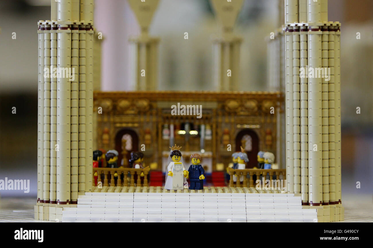 LEGO modèles du Prince William et Kate Middleton à l'autel à l'intérieur d'un modèle à l'échelle de l'abbaye de Westminster au Musée des sciences et de l'industrie (MOSI) à Manchester. Banque D'Images