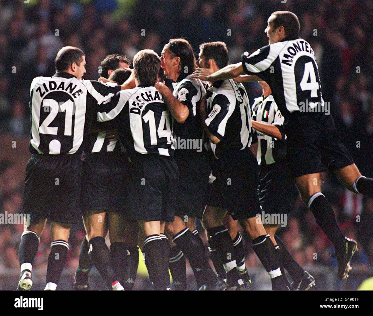 Dream Start pour Juventus alors qu'ils célèbrent le but de Del Piero directement du coup de pied contre Manchester United dans le match de la Ligue des champions de l'UEFA à Old Trafford ce soir (mercredi). Photo John Giles/PA. Banque D'Images