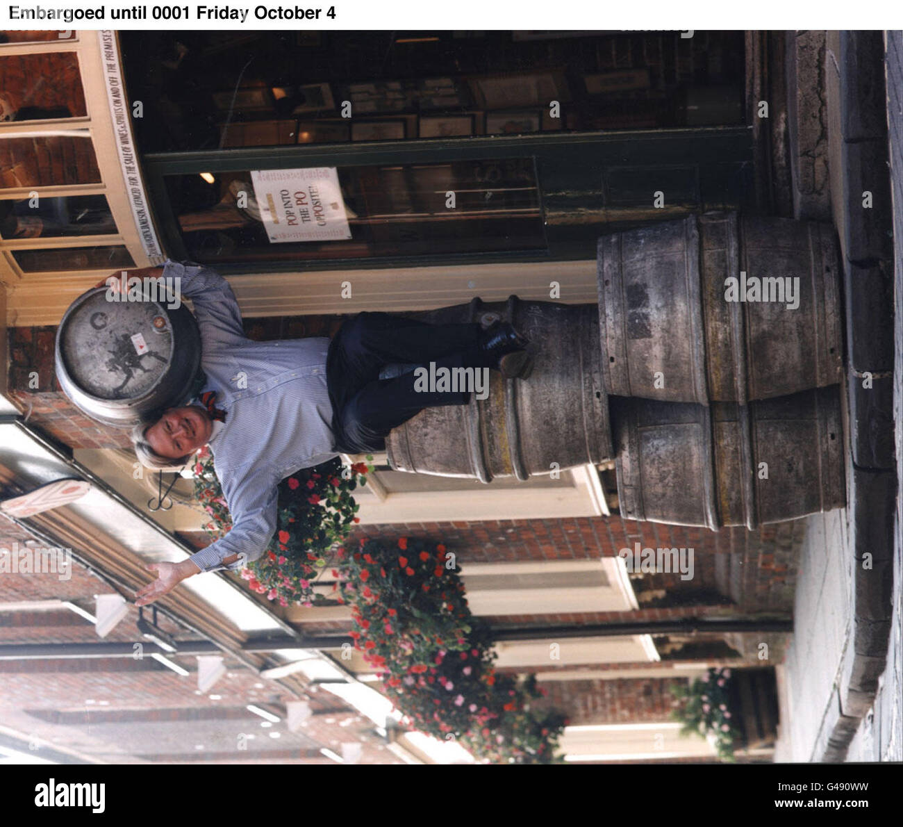 Graeme Jameson devant son pub The Wykeham Arms at Winchester Today (jeudi) qui a remporté le prix Pub de l'année. Voir PA Story CONSUMER Pub Photo PA Banque D'Images Graeme Jameson devant son pub The Wykeham Arms at Winchester Today (jeudi) qui a remporté le prix Pub de l'année. Voir PA Story CONSUMER Pub Photo PA Banque D'Images