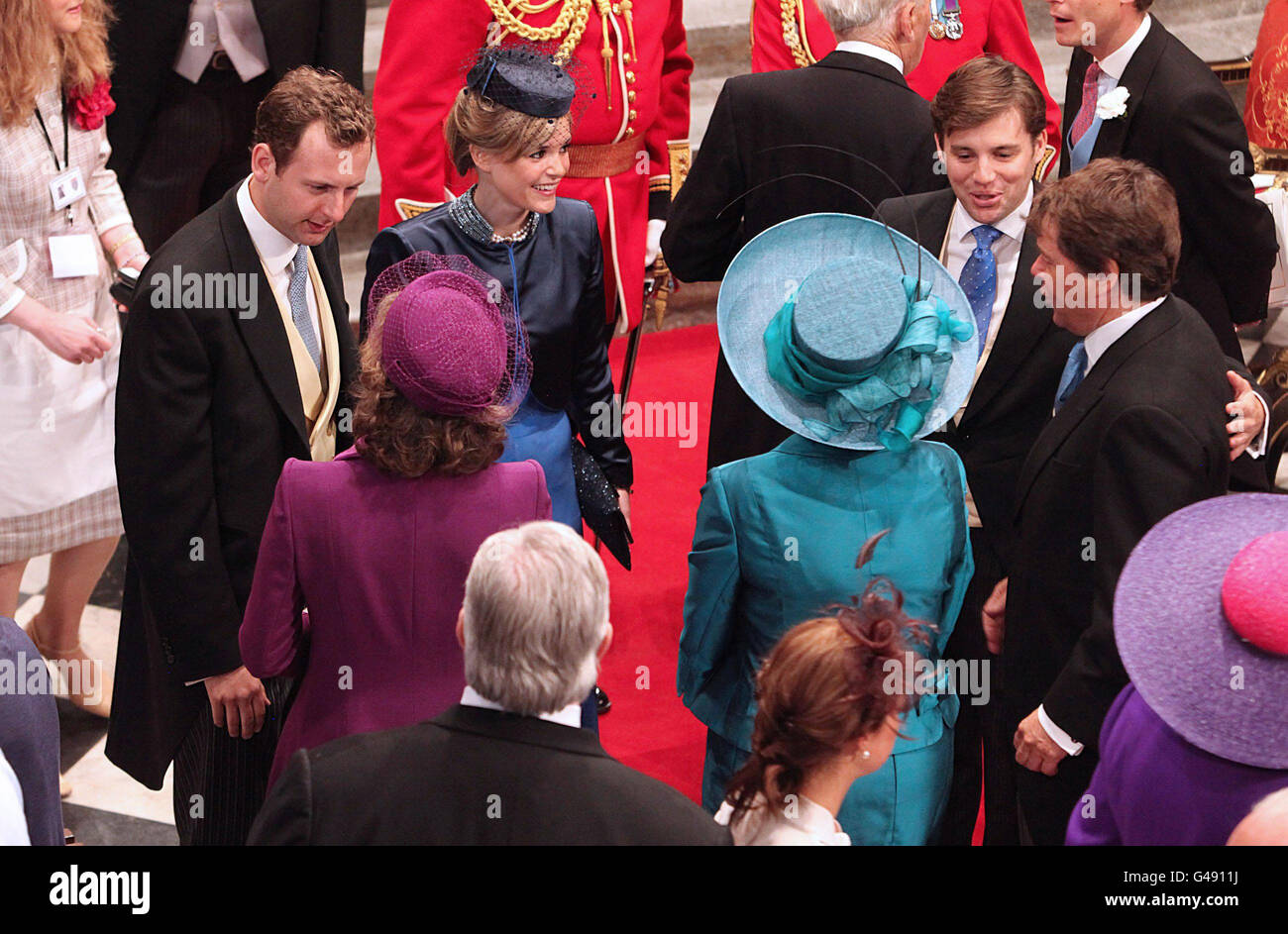 Les clients se mêlent à l'abbaye de Westminster à Londres où le Prince William et Kate Middleton se marieront plus tard aujourd'hui. Banque D'Images
