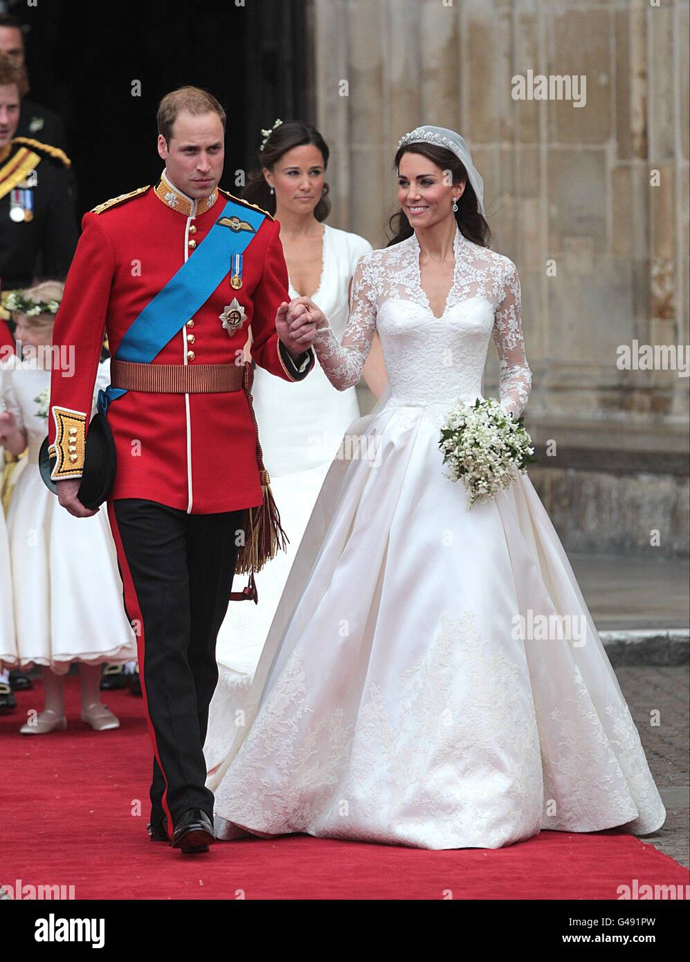 Le prince William et sa femme Catherine, duchesse de Cambridge, émergent de  l'abbaye de Westminster après la cérémonie de mariage Photo Stock - Alamy