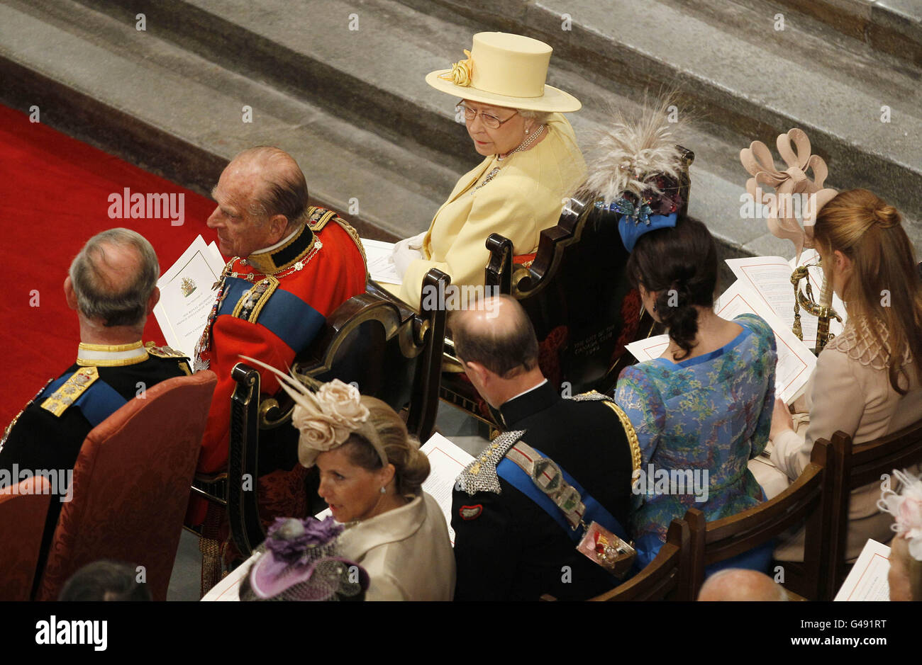 (Rangée du haut, de gauche à droite) le prince Charles, duc d'Édimbourg, et la reine Elizabeth II, (rangée du début, de gauche à droite) Sophie Rhys-Jones, comtesse de Wessex, le prince Andrew, la princesse Eugénie et la princesse Beatrice assistent au service de mariage à l'abbaye de Westminster à Londres, entre le prince William et kate Middleton. Banque D'Images