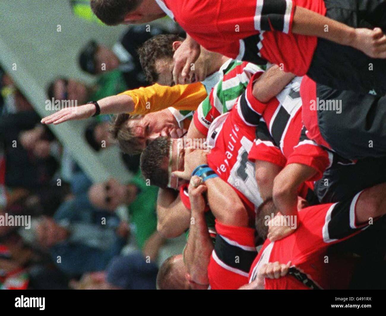 L'arbitre Jim Fleming souffle pour une pénalité contre Toulouse pour un peu de jeu dans le "Tight" comme Darren Garforth de Leicester reçoit un peu de traitement malbienvenu pendant la coupe d'Europe à Welford Road aujourd'hui (samedi).Toulouse a finalement gagné le cravate 23-22.PHOTO DAVID JONES/PA Banque D'Images