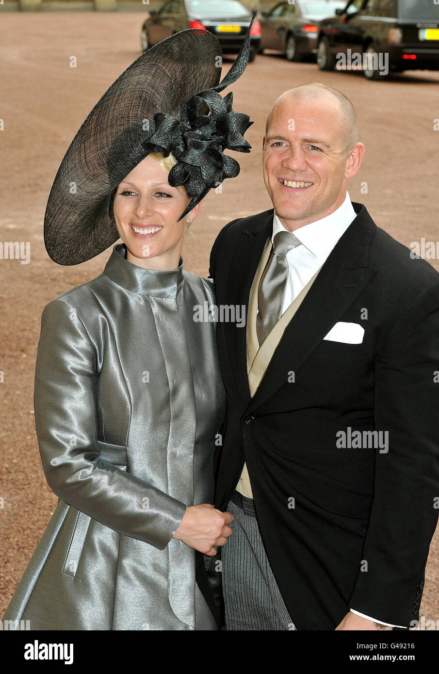 Zara Phillips et la fiancée Mike Tindall quittent la réception de mariage  pour le Prince William et Catherine Middleton au Palais de Buckingham Photo  Stock - Alamy