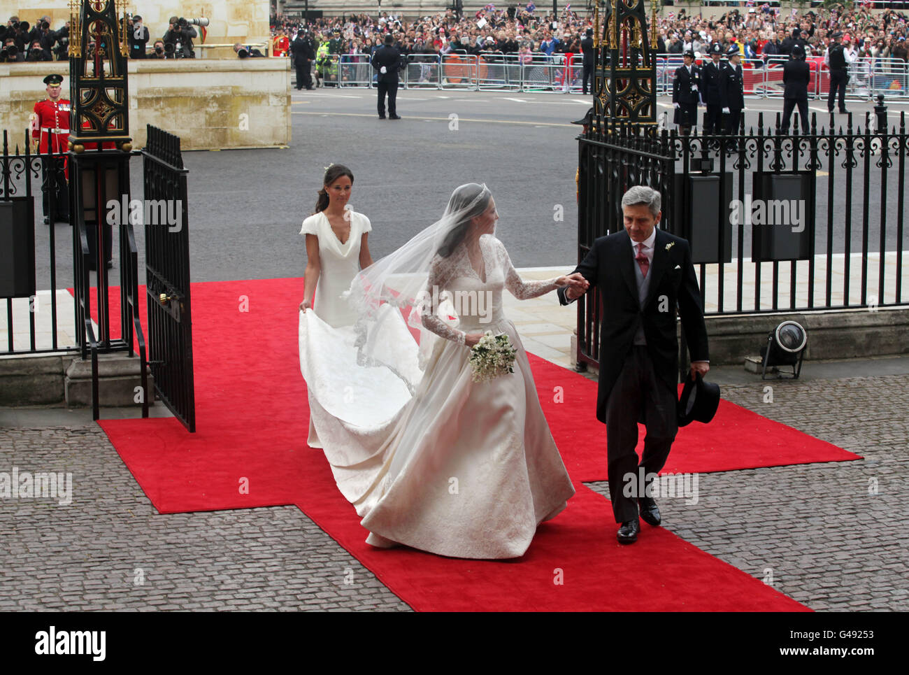 Kate Middleton accompagnée de son père Michael et de sa sœur Pippa arrive à l'abbaye de Westminster. Banque D'Images