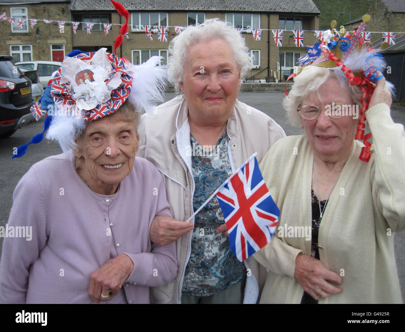 (De gauche à droite) Jean Roddam, Betty Bowman et Maureen Wall célèbrent le mariage royal à Rooklipe, dans le comté de Durham, à ce qui était probablement la fête de rue la plus éloignée d'Angleterre. Banque D'Images