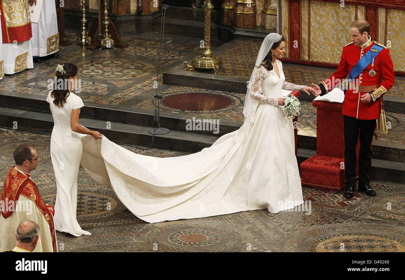 (De gauche à droite) le prince William et sa femme Kate, duchesse de Cambridge, accompagnés de sa femme d'honneur Pippa Middleton, quittent l'abbaye de Westminster après le mariage au mariage royal de Londres. Banque D'Images