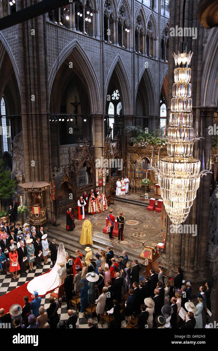 Kate Middleton descend l'allée avec son père Michael Middleton avant la cérémonie de mariage du Prince William et de Kate Middleton à Westminster Abbey, Londres. Banque D'Images