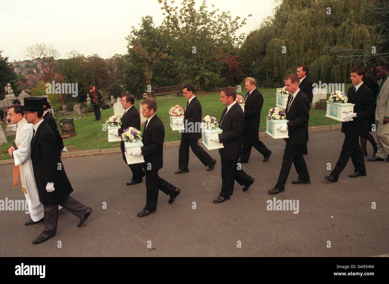 PA NEWS PHOTO 14/10/96 265491-12 les cercueils des huit bébés à naître de Mandy Allwood sont portées en procession lors de leurs funérailles à West Norwood Cemetery, Londres Banque D'Images