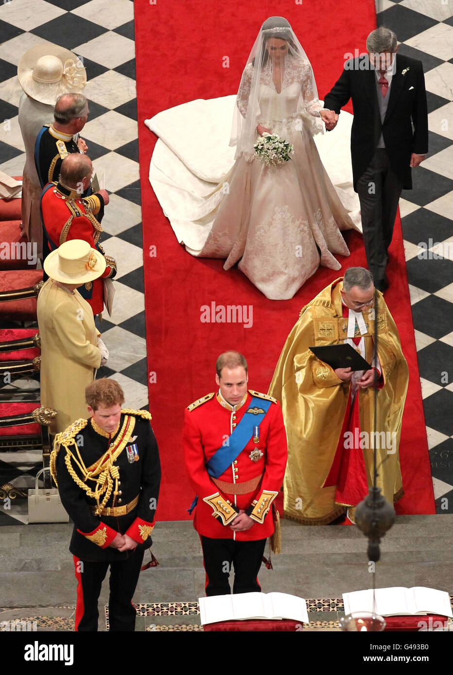 La mariée Kate Middleton descend l'île avec le père Michael à l'abbaye de Westminster pour son mariage avec le prince William. Banque D'Images