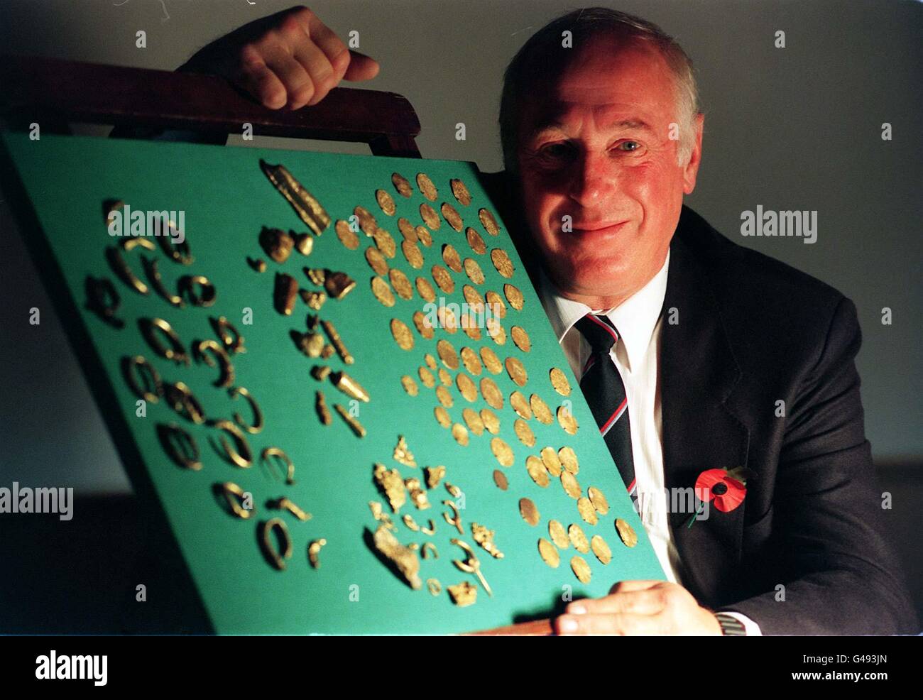 Le plongeur Ron Howell, du groupe archéologique maritime du Sud-Ouest, le premier plongeur qui a découvert la principale trouvaille de pièces d'or islamiques, lingots, pépites et bijoux, trouvé récemment au large de Salcombe à Devon, lors de la conférence de presse d'aujourd'hui (vendredi) au British Museum, où la trouvaille a été exposée pour la première fois.Voir PA Story SEA Treasure.Photo de Ben Curtis. Banque D'Images