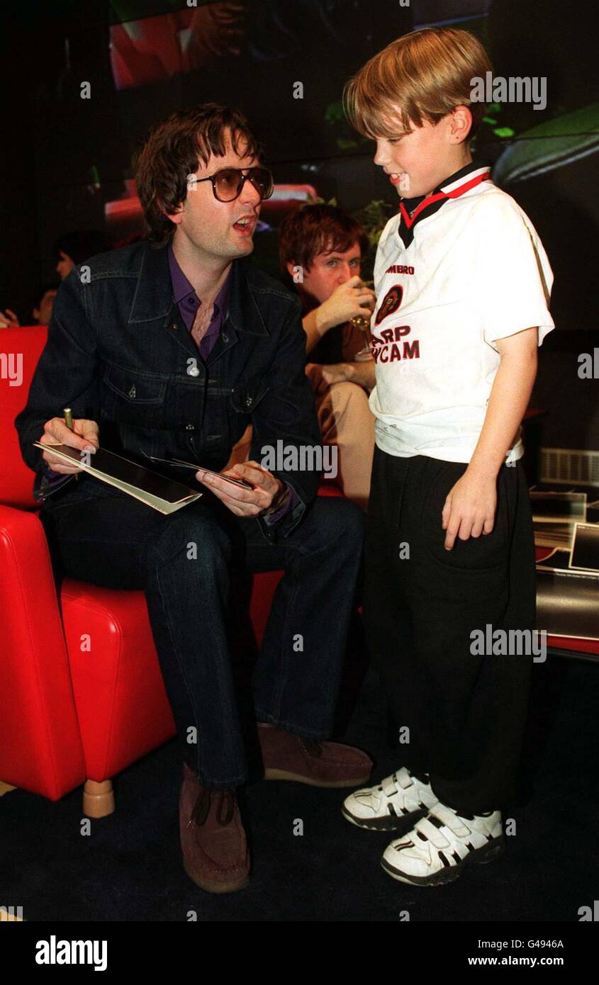 Jarvis Cocer, chanteur de Pulp, signe ce soir son autographe pour Carl Brown, neuf ans, de Londres, au magasin phare de HMV à Oxford Circus à Londres (jeudi). Photo de Fiona Hanson/PA. Banque D'Images