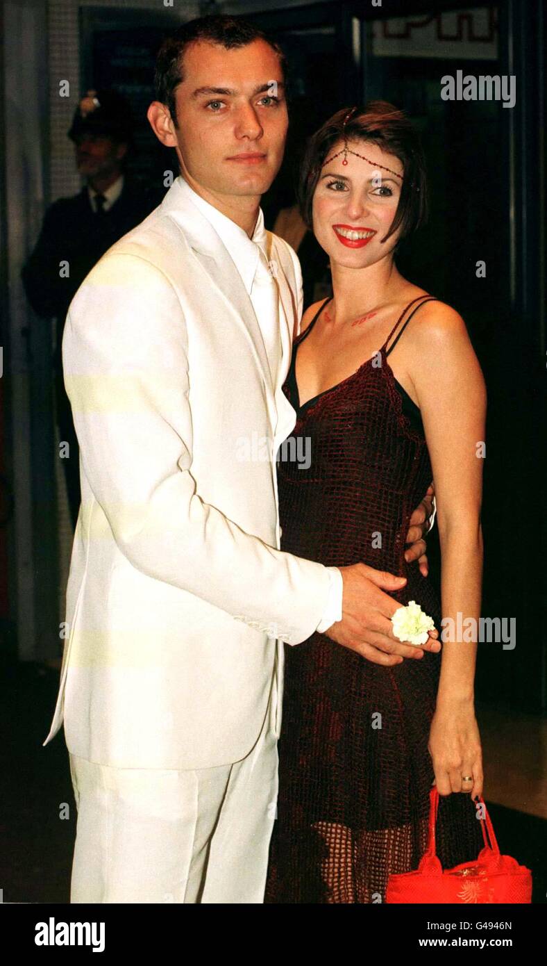 Jude Law et Sadie Frost au London charité première du nouveau film de Stephen Fry "Wilde", dans lequel elle co-stars comme Constance, l'épouse d'Oscar Wilde. Photo par Stefan Rousseau./PA NEWS PHOTO. Banque D'Images