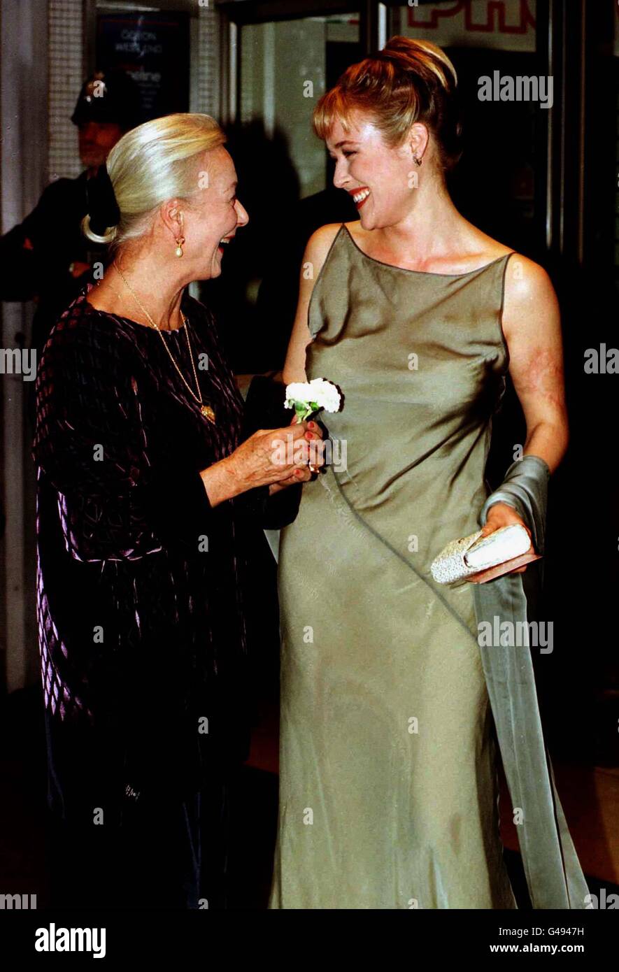 Jennifer Ehle avec sa mère Rosemary Harris lors de la première caritative à Londres du nouveau film Stephen Fry 'Wilde', dans lequel elle covedette comme Constance, l'épouse d'Oscar Wilde. Photo de Stefan Rousseau./PA PHOTO DE L'ACTUALITÉ. 16/10/97 Banque D'Images