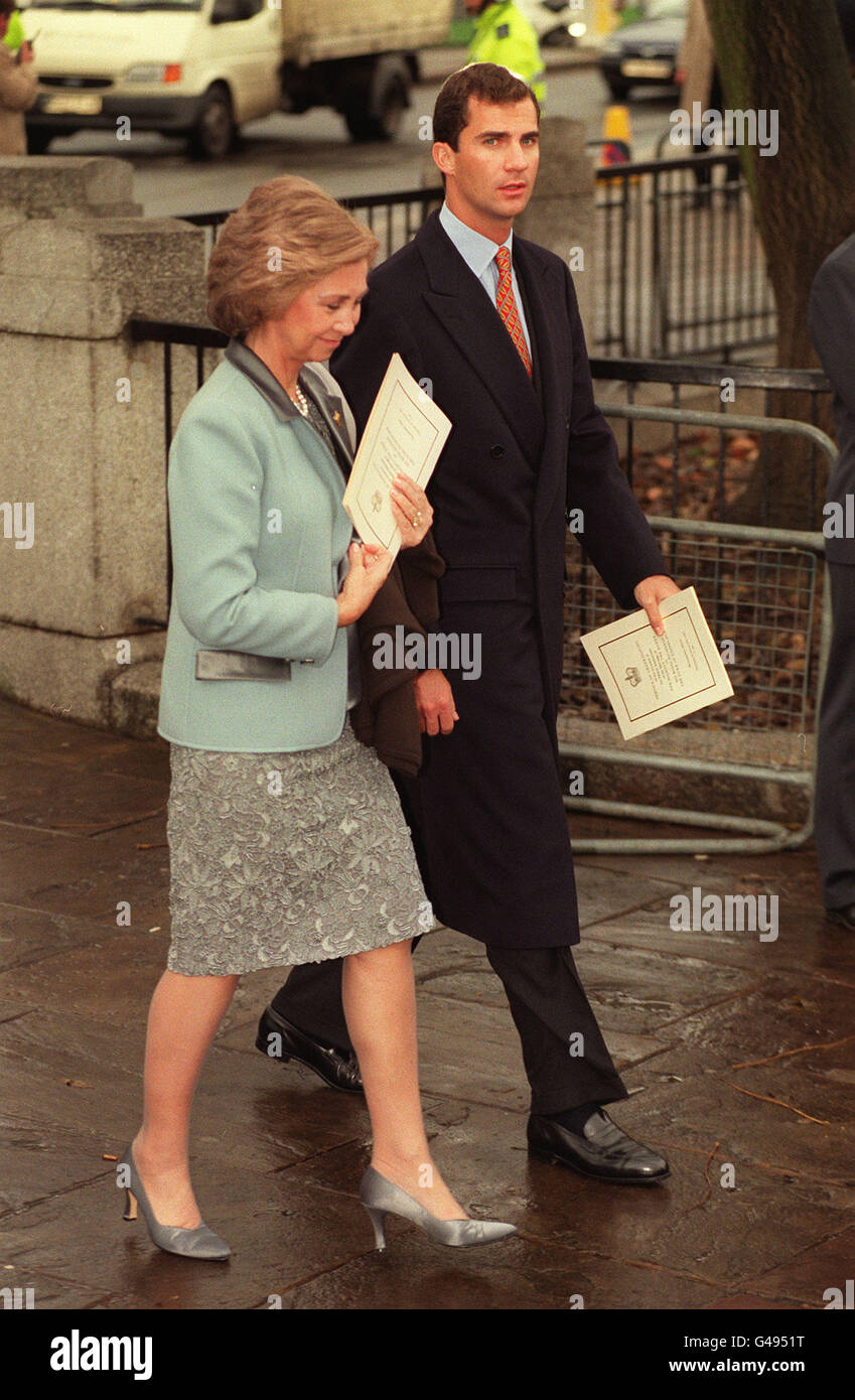 PA NEWS PHOTO 20/11/97 La Reine Sophie d'ESPAGNE ET SON FILS LE PRINCE FELIPE ARRIVE À L'abbaye de Westminster POUR UN SERVICE À L'OCCASION DE LA REINE ELIZABETH 11'S 50E ANNIVERSAIRE DE MARIAGE Banque D'Images