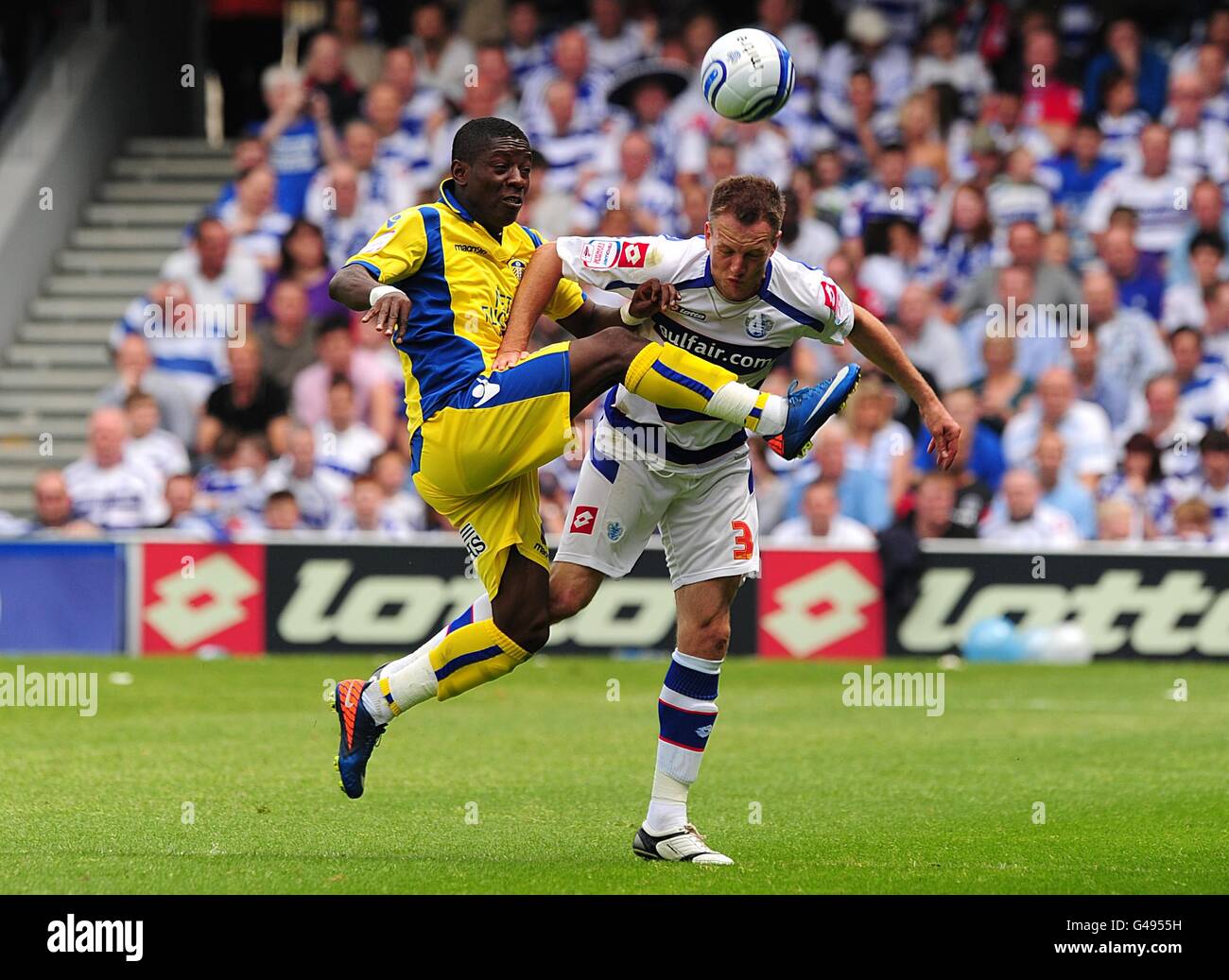 Max Gradel de Leeds United (à gauche) et la clinique des Queens Park Rangers Hill Battle pour le ballon Banque D'Images