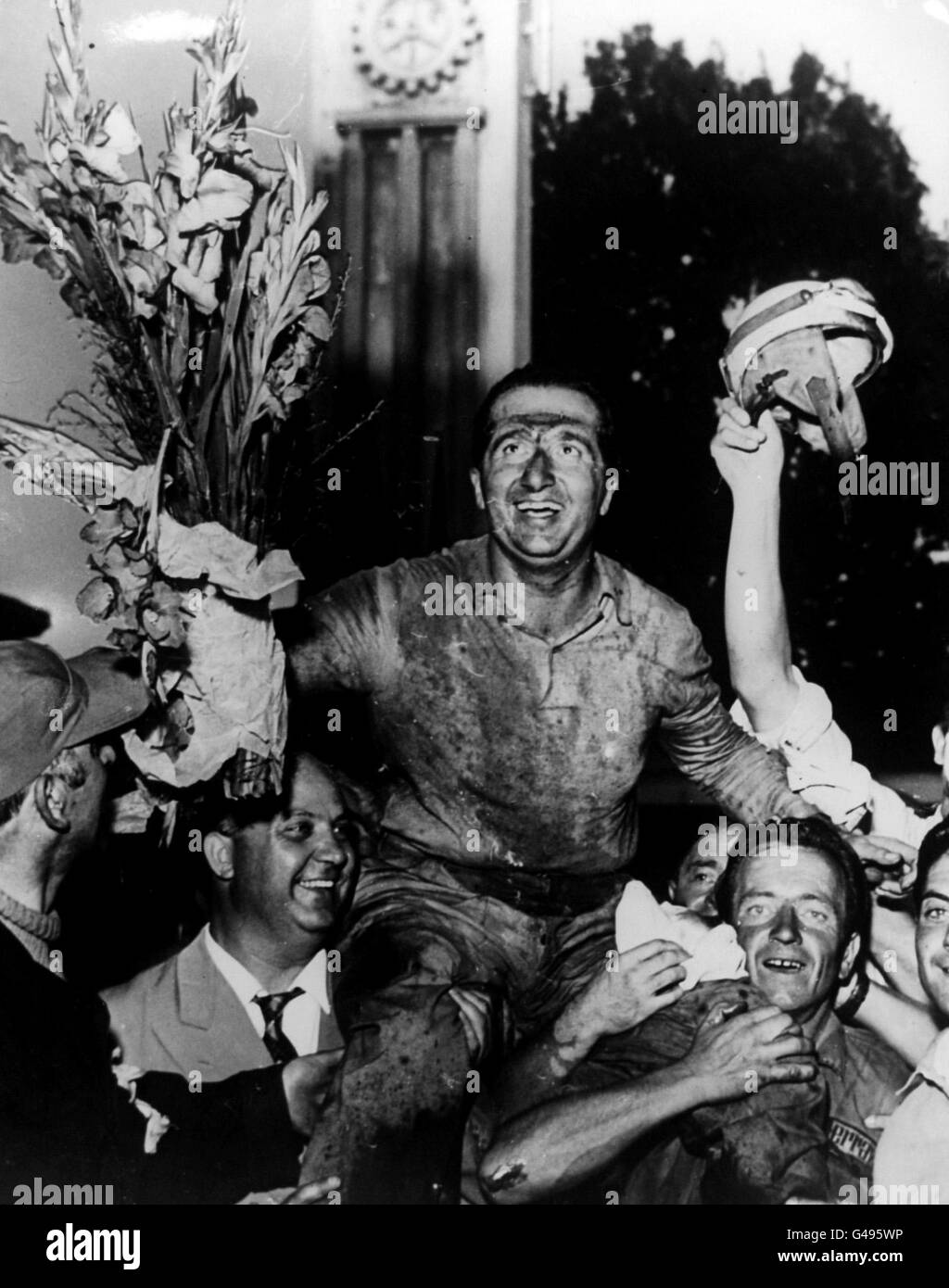 Course automobile Formula One - Grand Prix Penya Rhin - Barcelone.Alberto Ascari étant présidé après la victoire au Grand Prix Banque D'Images