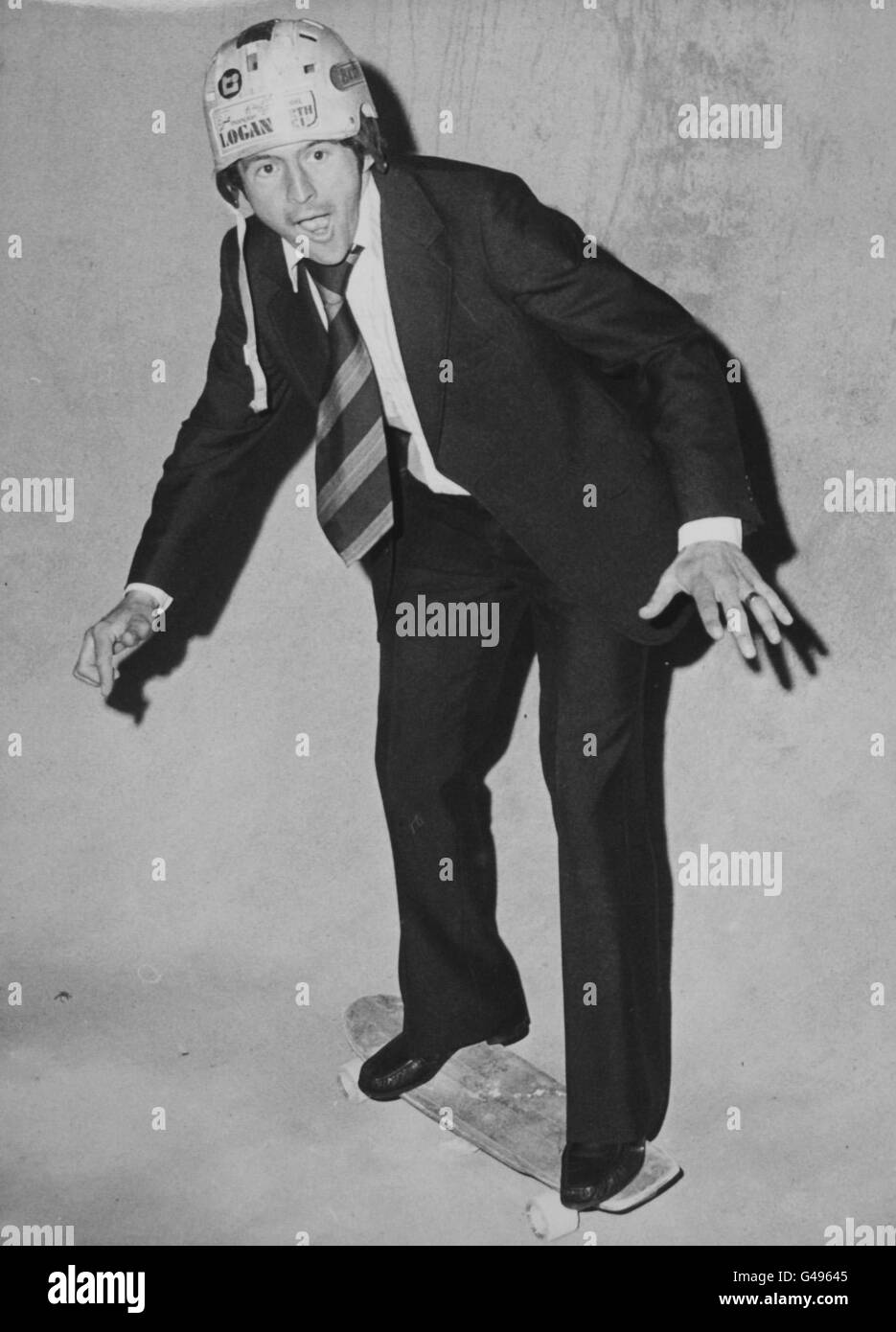 John Hollins de QPR essaie un skateboard au Mad Dog Bowl, le plus grand skatepark d'Europe.Il se trouve sur le site du cinéma Astoria maintenant désutilisé, Old Kent Road. Banque D'Images